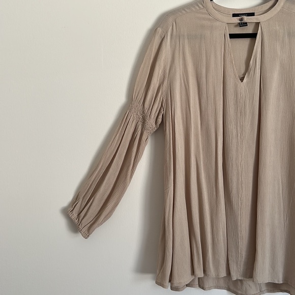 Forever 21 Flowy Boho Long Sleeve Tunic with Button V Cutout Collar - Picture 4 of 12